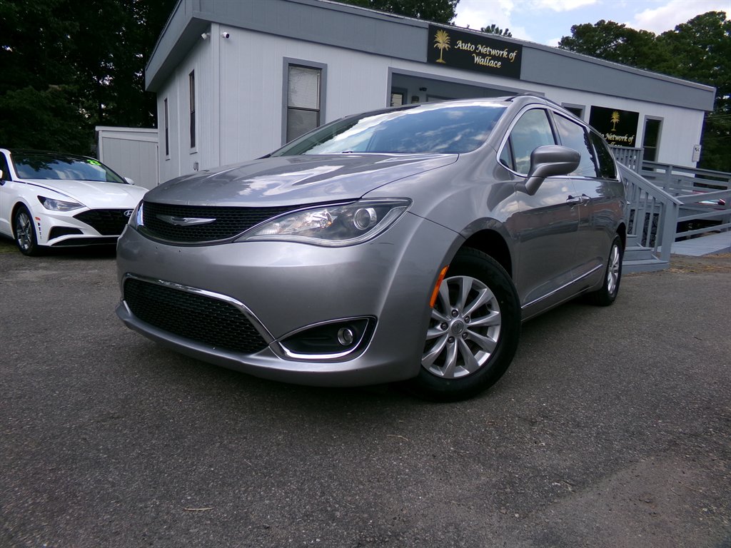 2017 Chrysler Pacifica Touring-L's photo